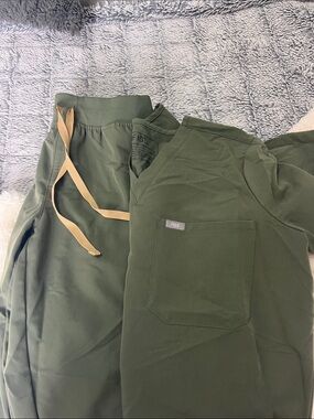 FIGS Olive Green V-Neck Scrub Top. Only worn 2x!!